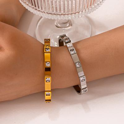 Bracelet jonc en acier inoxydable de 6 mm pour femmes Bracelet manchette avec charm en zircone carrée