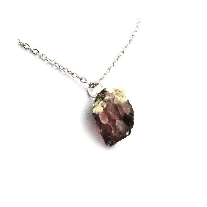 Pierres et Minéraux. Collier Fluorite Rose brut. 23 ct. Massif du Mont-Blanc, France.