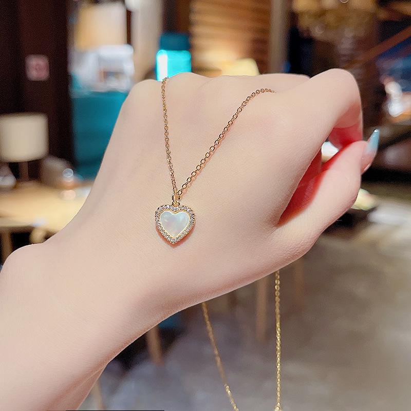 Elegant Diamond Heart Pendant Necklace - Retro Shell-Inspired Heart Choker for Women