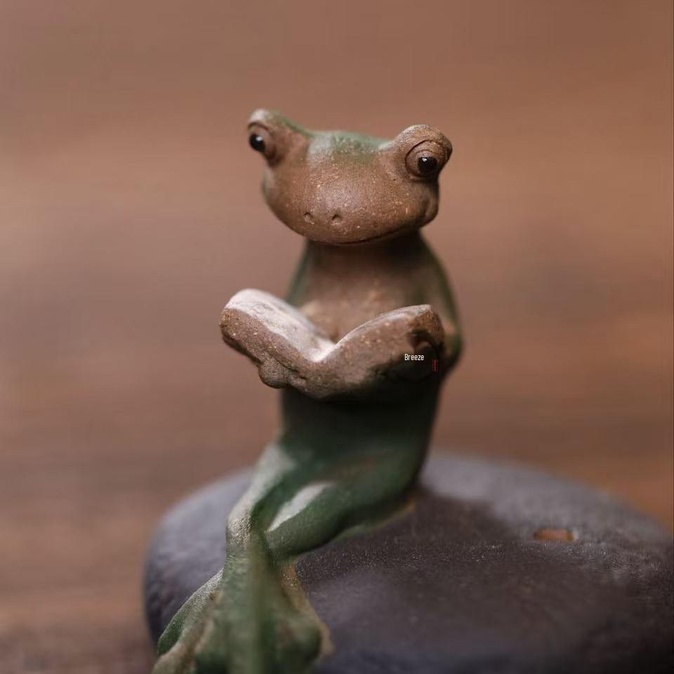 Yixing Zisha Learning Frog Tea Pet: Handmade Creative Frog Figurine Sculpture, Small Ornament for Tea Play.