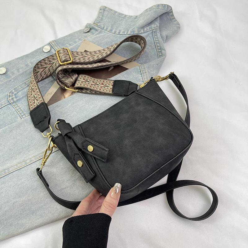 

2025 autumn new niche texture shell bag high value wide shoulder strap oblique span handbag fashionable commuter bag чёрный