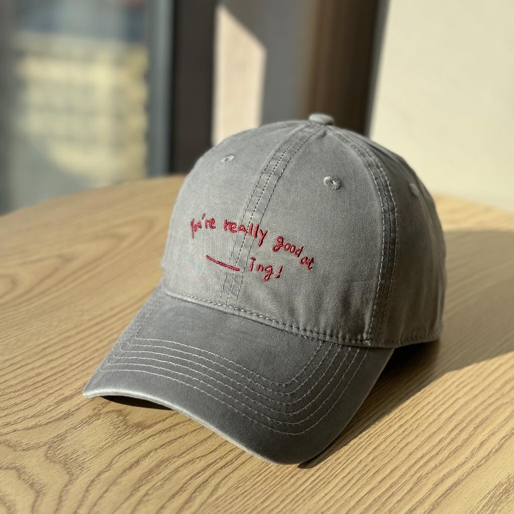 2026Neue stilvolle Baseballkappe mit weichem Schirm für Damen, Stickerei mit Buchstaben im japanischen Stil, Unisex-Frühlings-Sommer-Hut, der das Gesicht kleiner aussehen lässt