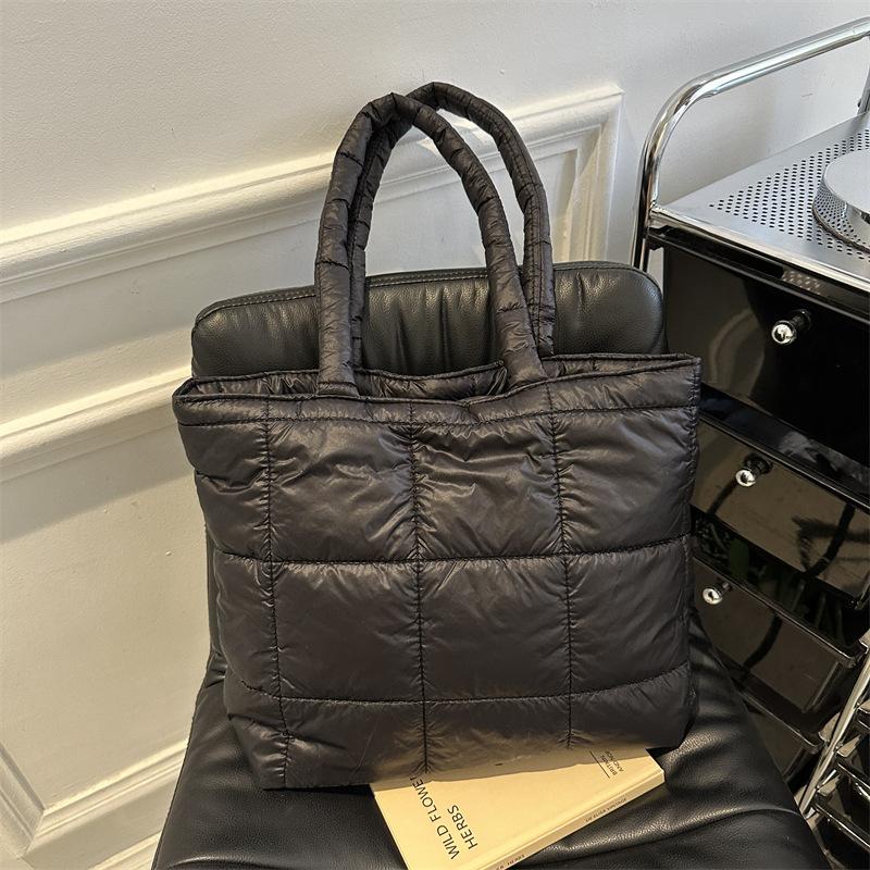 

A New Type of Simple, Soft and Large-capacity Puff Down Handbag for Women чорний