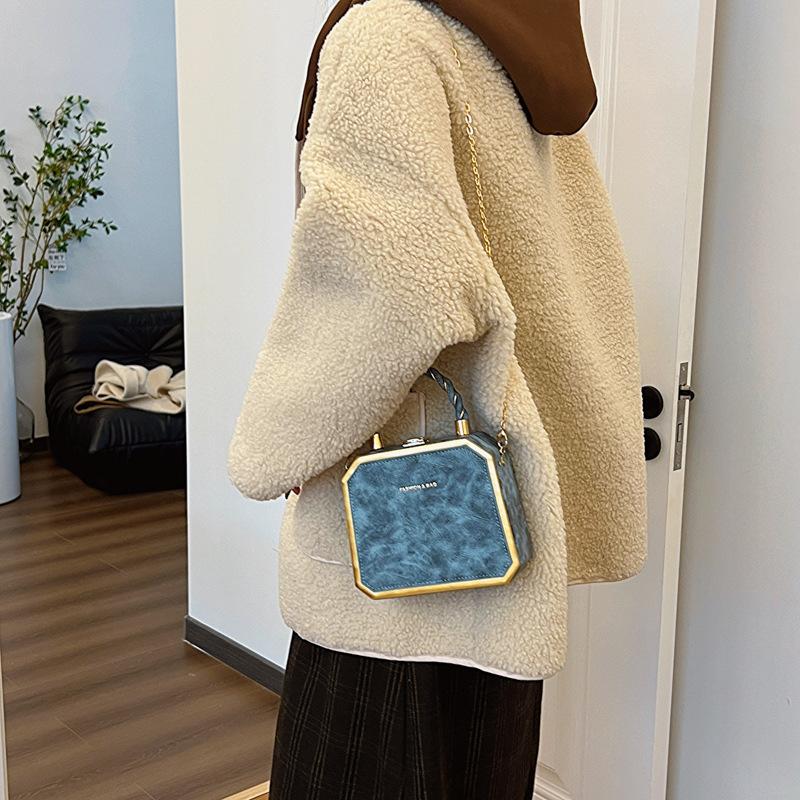 

Textured box bag women s new fashionable retro handbag versatile contrasting color one shoulder messenger chain bag tide сірий колір