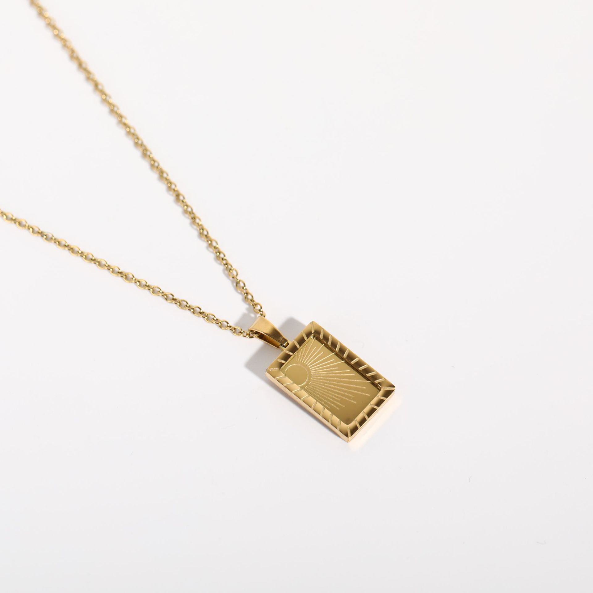 

Blogger Wind Sun Moon Pendant Necklace Square Color Retaining Gold Plated Collarbone Chain