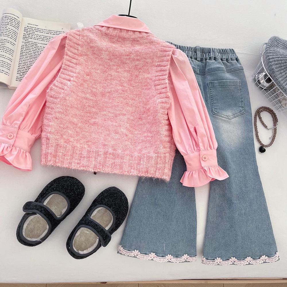 Baby Mädchen Herbst Strickset: Wollweste, Hemd & Micro-Flare Jeans Trendiges Dreiteiler 2025.