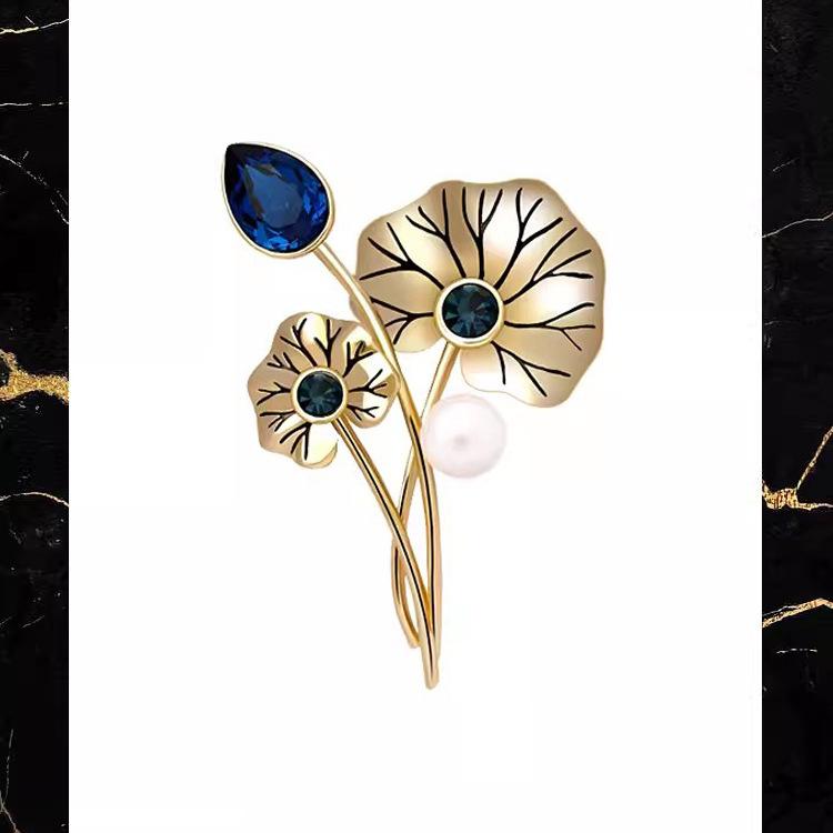 Retro Qingqing Lotus Brosche, Vielseitige und elegante Perlen-Lotusblatt-Brosche, Leichter Luxus und Nischen-Design-Sinn-Brosche