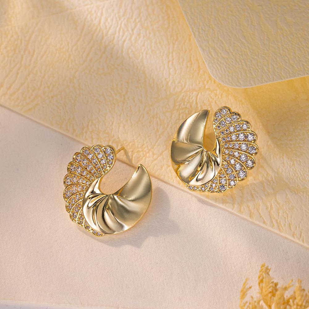 Shell-Shaped Diamond Stud Earrings for Women, Textured with Twisted Rope Design - Fashionable and Elegant