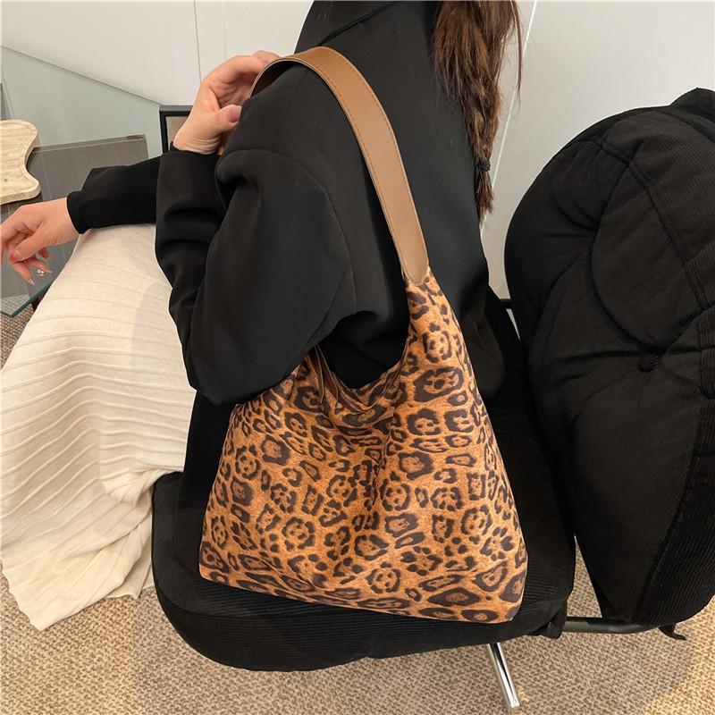 Modern Tote Bag With Special Material Large Capacity For Daily Commute And Street Style