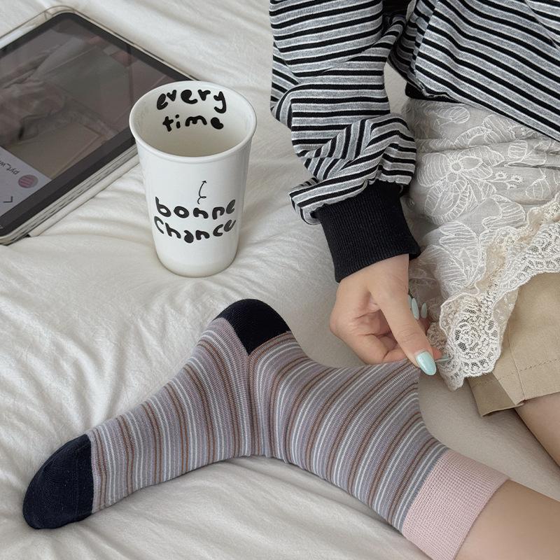 Ladies Spring and Autumn New Classic Color Matching Stripes Boneless Tube Socks