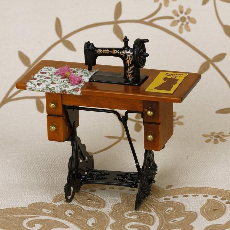 Vintage Miniature Sewing Machine with Cloth for 1/12 Scale Dollhouse Decoration.