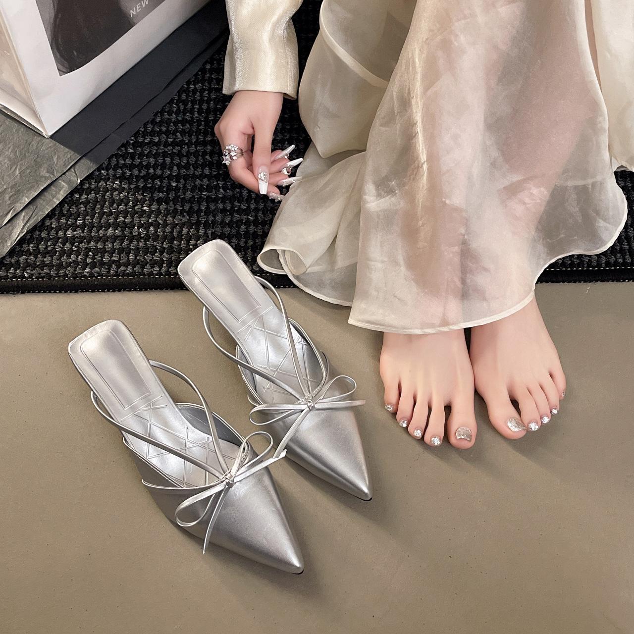 

2025 лето новые тонкие тонкие каблуки средний каблук крутые шлепанцы высокие каблуки заостренный средний каблук сумка голова полушлепанцы женские сандалии 35