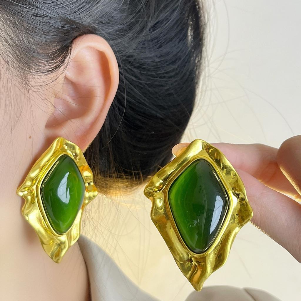 Retro, Light Luxury And High-end Geometric Leaf Pleated Diamond Gemstone Earrings, Fashionable And Elegant Heart-shaped Earrings For Women.