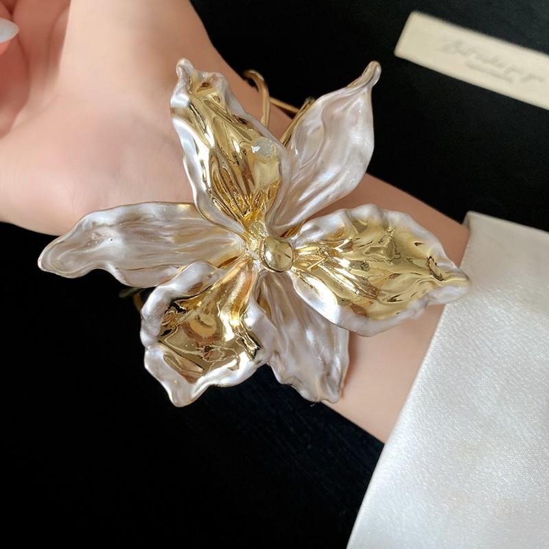 Durchbrochenes Lilienblumen-Armband Damen Vintage Chic Legierung Armreif Leichter Luxus-Stil Goldton