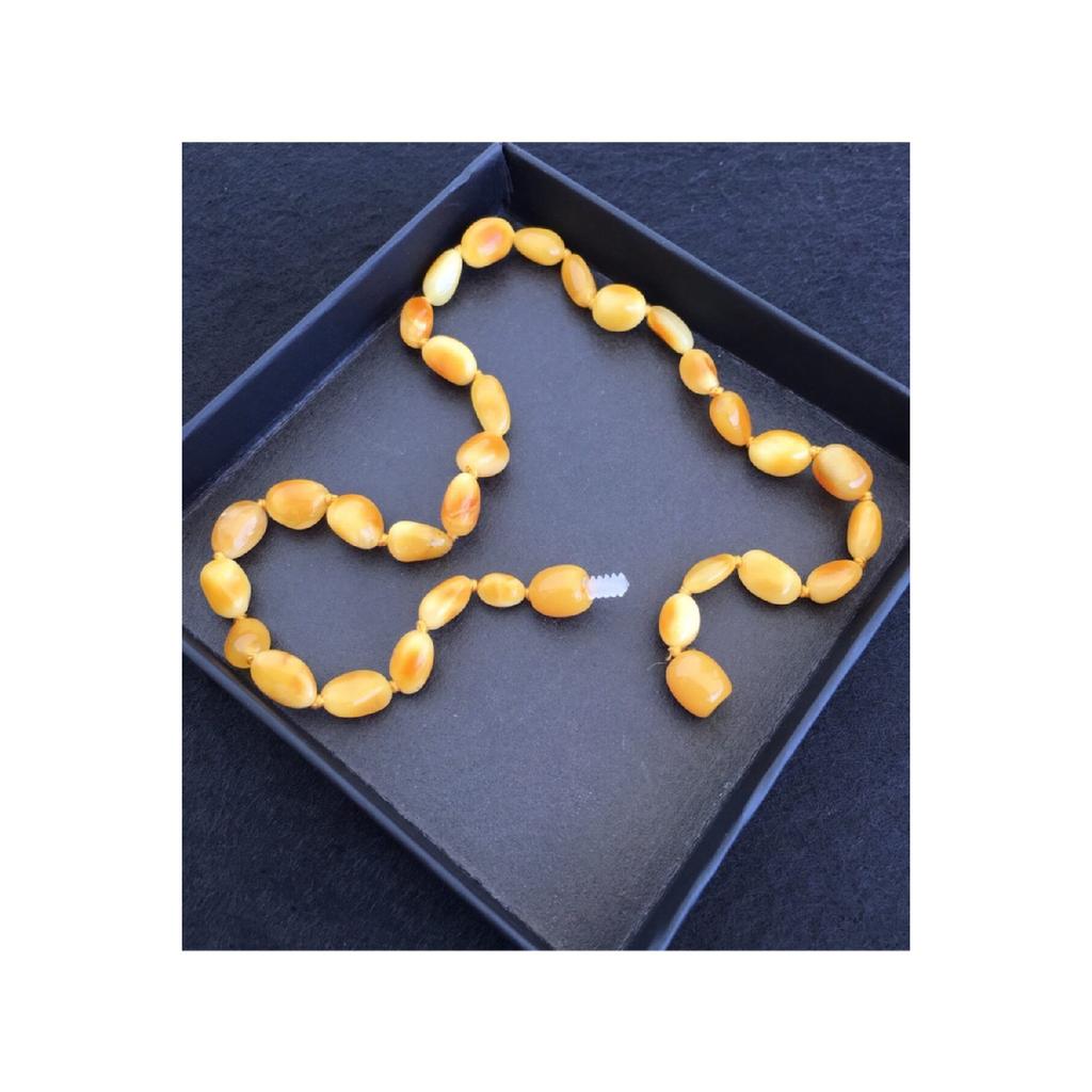 Zertifizierte baltische Tropfen-Bernstein-Baby-Halskette. Flach geschnittene, honigfarbene Bernstein-Halskette