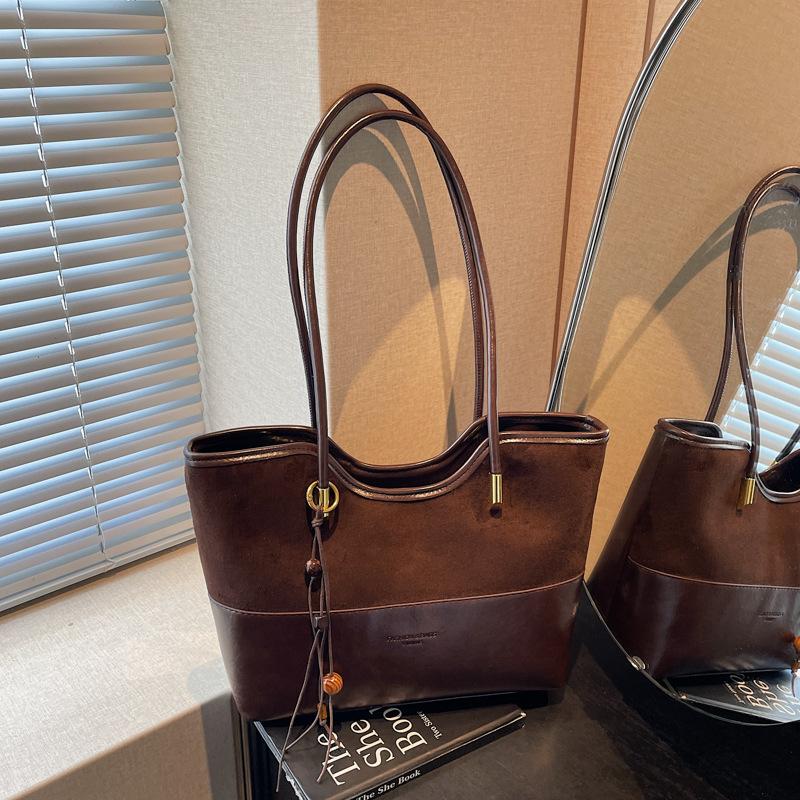 

Ретро сумка женская большой вместимости 2025 новая осень и зима универсальная простая сумка через плечо премиальная текстура сумка-тоут для поездок темно-коричневого