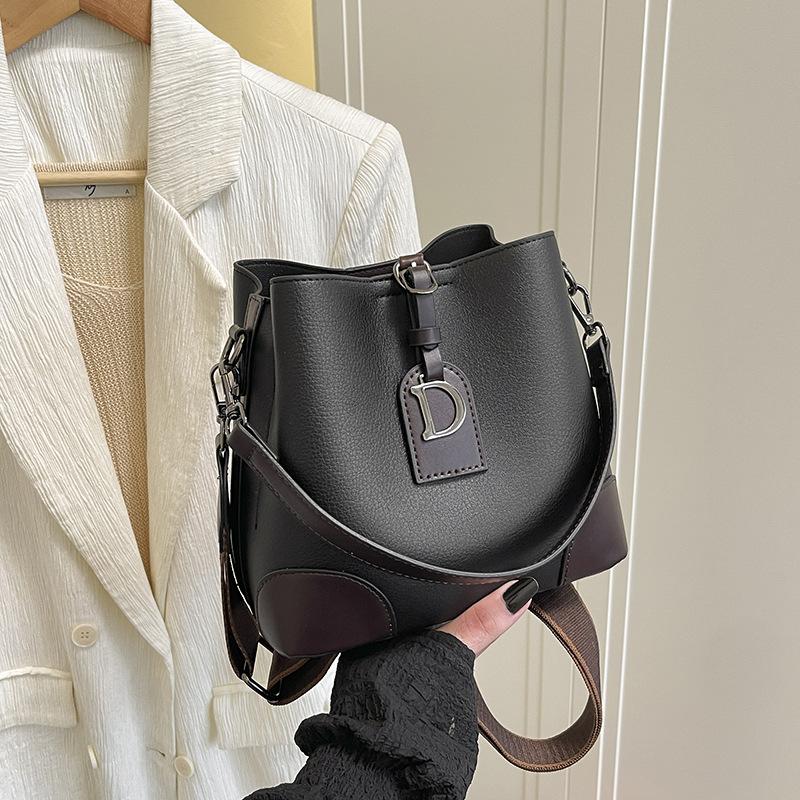

Classic new bucket bag large capacity trendy fashion foreign style shoulder bag soft leather texture commuter shoulder bag single pack чорний