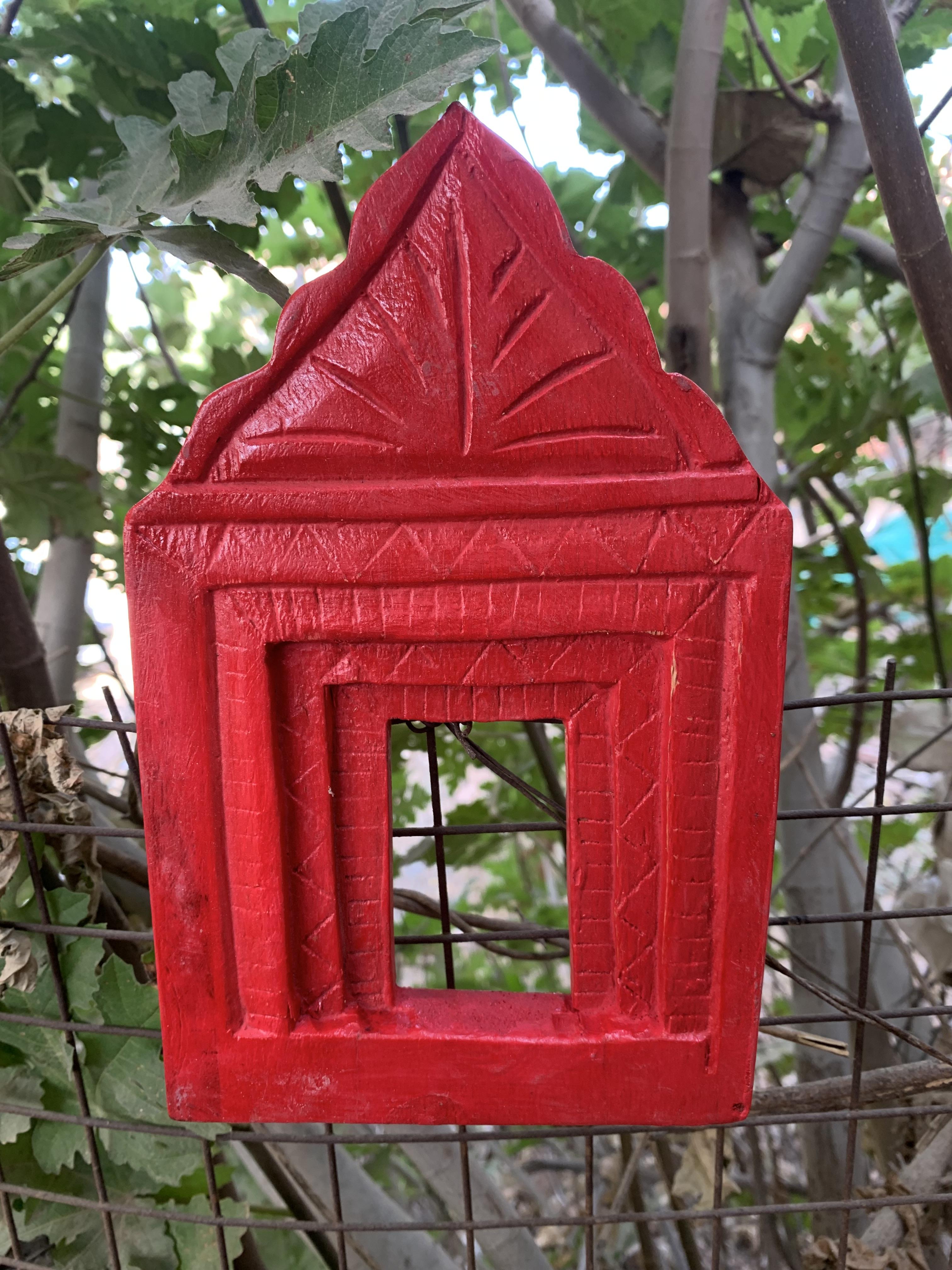 Красный деревянный джарокха, ручная резьба, индийское оконное настенное украшение 9  x 5.5  x 1  (h x l x w) approx.