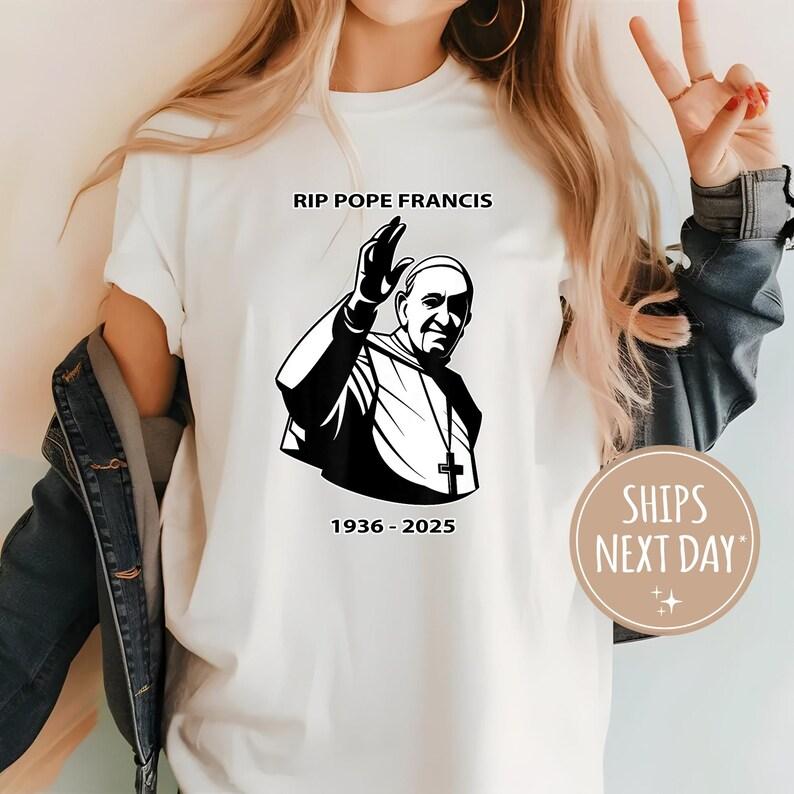 Camisas RIP Pope Francis Catholic T Shirt Pray for Pope Francis Catholic Memorial Graphic T Shirts Gift Christian Quote Tee