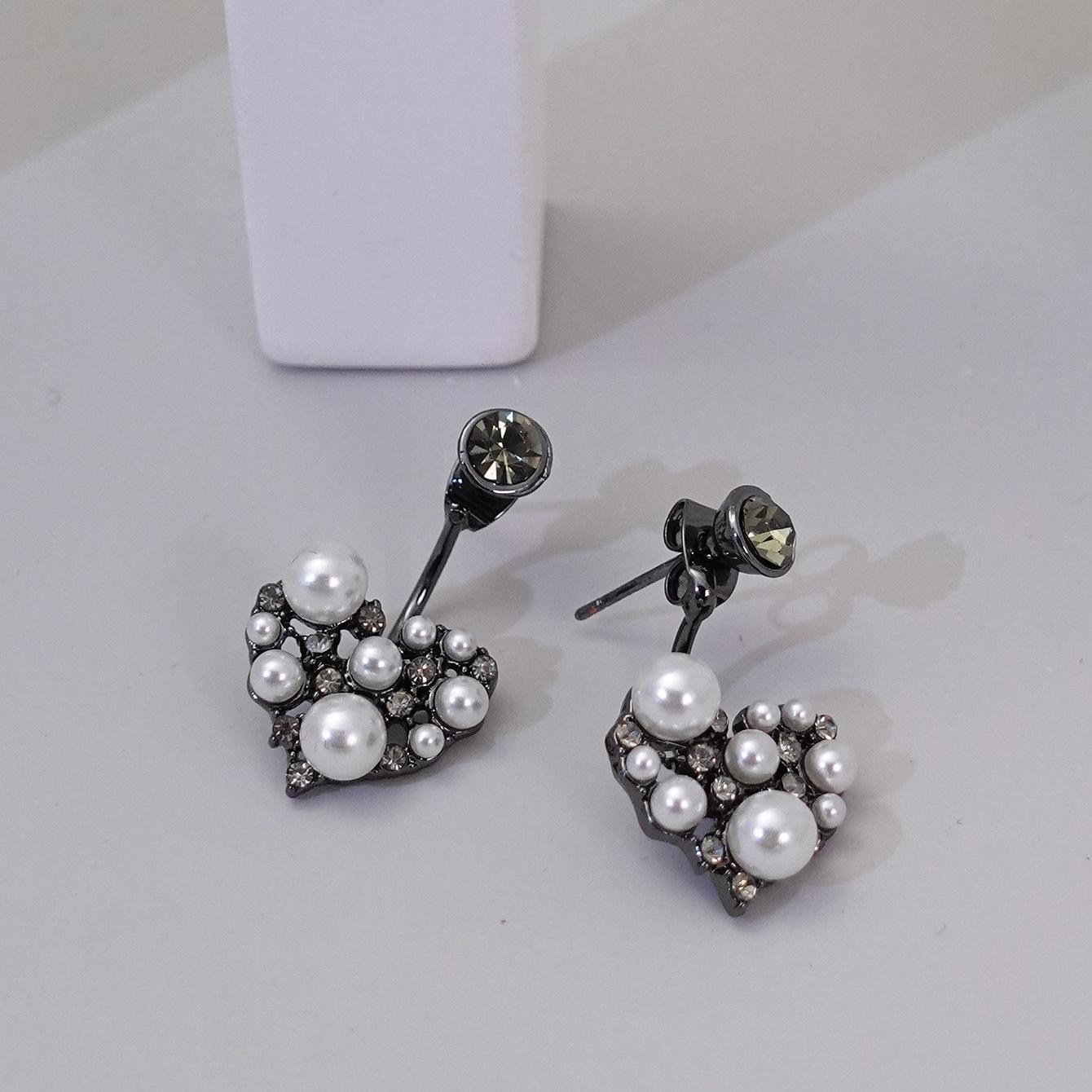 

Серьги Любви B: Роскошные нишевые серьги-иглы из серебра, выполненные в новых осенне-зимних европейских и американских стилях с легким люксовым ароматом.