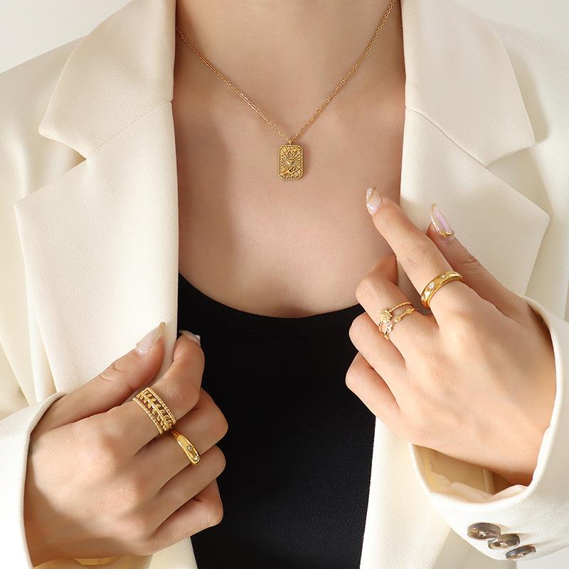 Colar Pingente Quadrado de Contas Duas Mãos com Padrão Estilo Retrô, Corrente para Clavícula com Design de Nicho Banhado a Ouro 18K em Aço Titânio