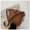 Fashionable Large-capacity Crossbody Bag with Shoulder Strap - Versatile Commuter Bucket Bag