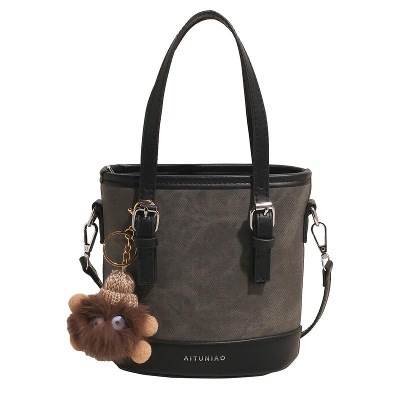 Autumn and winter niche design bags women's new trendy and popular versatile messenger bags casual commuting portable bucket bags