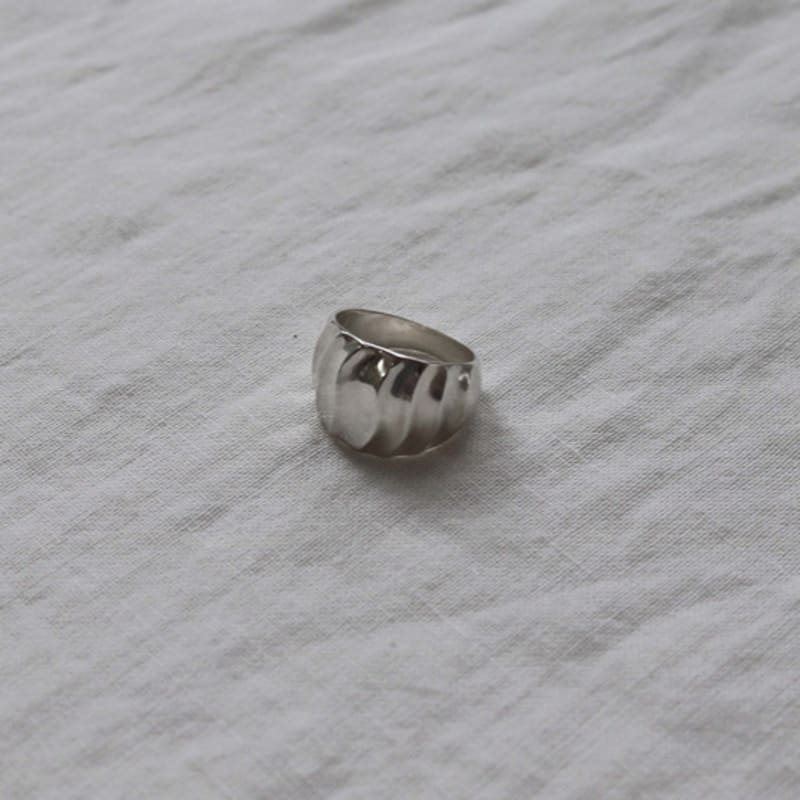 STUDIO LEIGH VERTICAL FLOW RING