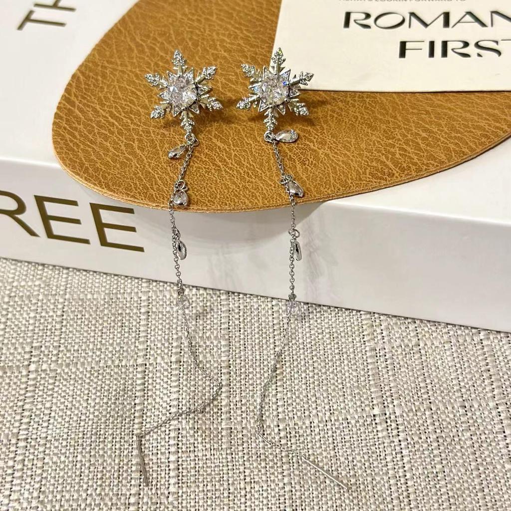 Zircon Snowflake Tassel Ear Cuff: Luxurious Design for Women