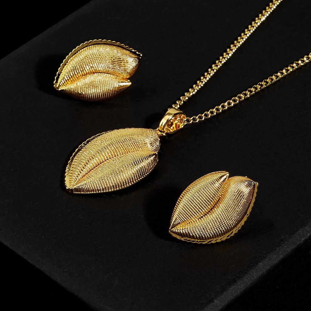 CMM Golden Leaf Jewelry Set Pendant Necklace Stud Earrings Elegant Textured Design Perfect for Women's Daily Party Wear