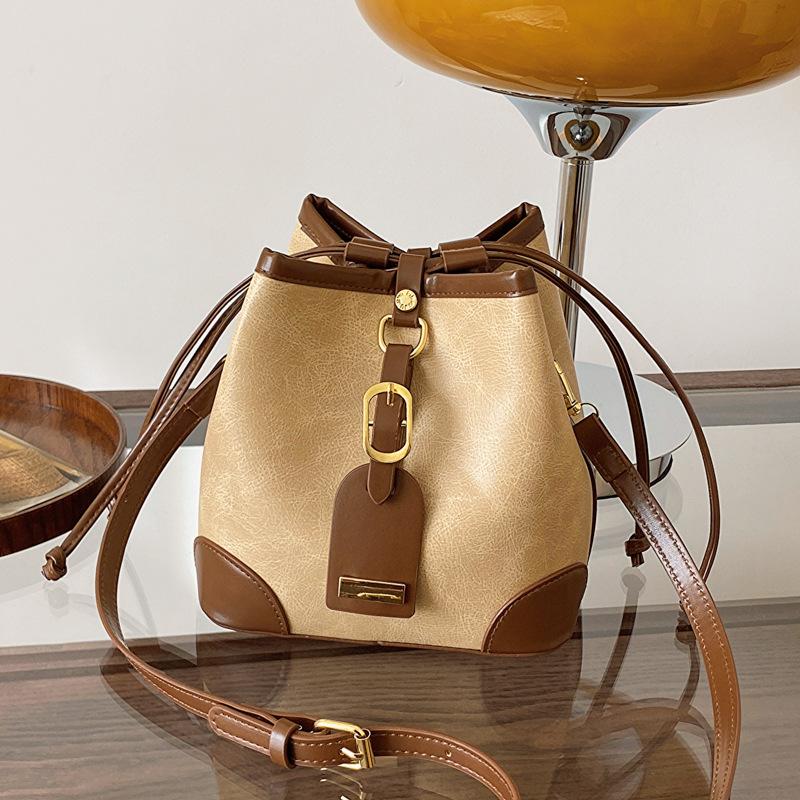 

Fashion and leisure 2025 new casual solid color trend large capacity simple shoulder crossbody bucket women s bag коричневий