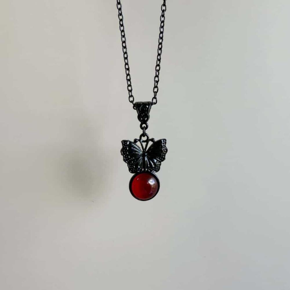 Dunkles Gotisches Temperament Schwarzer Schmetterling Rotes Glas Kristall Anhänger Halskette für Damen Halloween Mystische Hexe Schmuck Geschenk