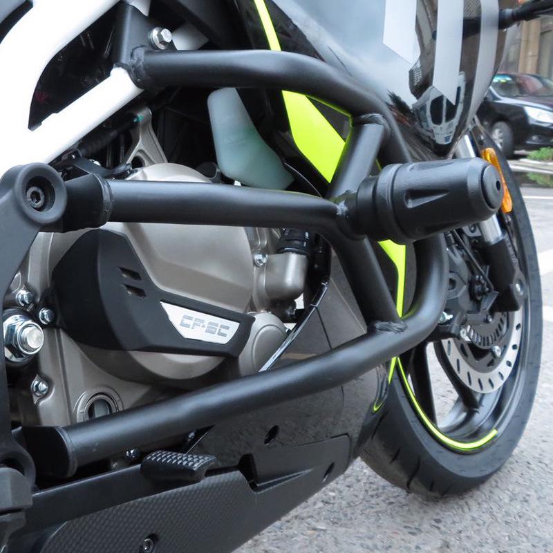 

Модификация улучшенного переднего бампера CFMOTO 250SR - Усиленная защита и дуга защиты от падений с резиновой защитой матовый черный