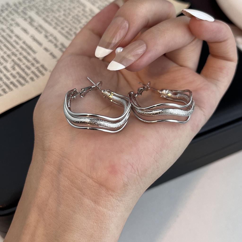 Old Money Wind Geometric Irregular Stud Earrings Hollow Lines Fashion High Sense Ring Earrings