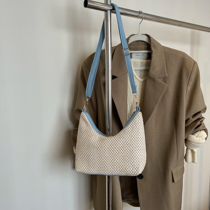 

This year s popular woven shoulder messenger bag 2025 spring new versatile ins leisure bag splicing tote bag women синий
