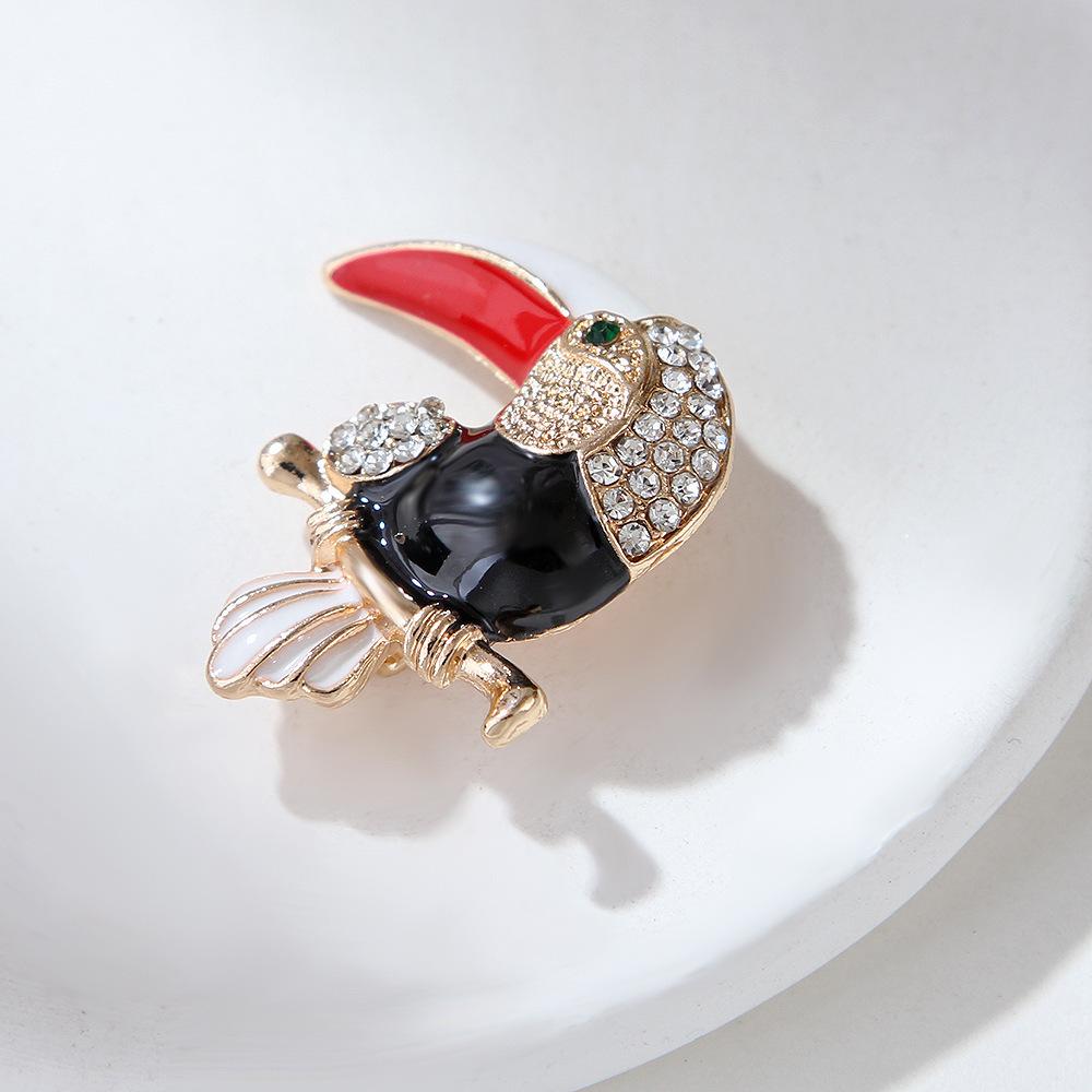 Animal Series Brooch Fine Beautiful Woman Fashion Drip Eagle Parrot Woodpecker Pin