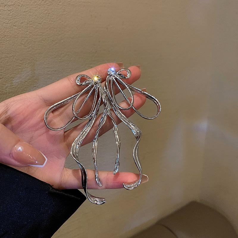 Diamond Heart Flower Silver Needle Earrings: European & American Fashion Square Studs – Niche Commute Style