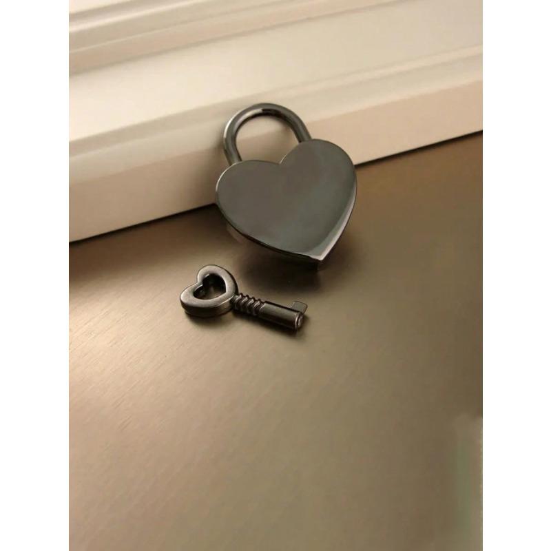 A Small Heart-Shaped Padlock Set With A Key - Metal Heart-Shaped Lock, Suitable For Suitcases, Laptops, Drawers, Wallets