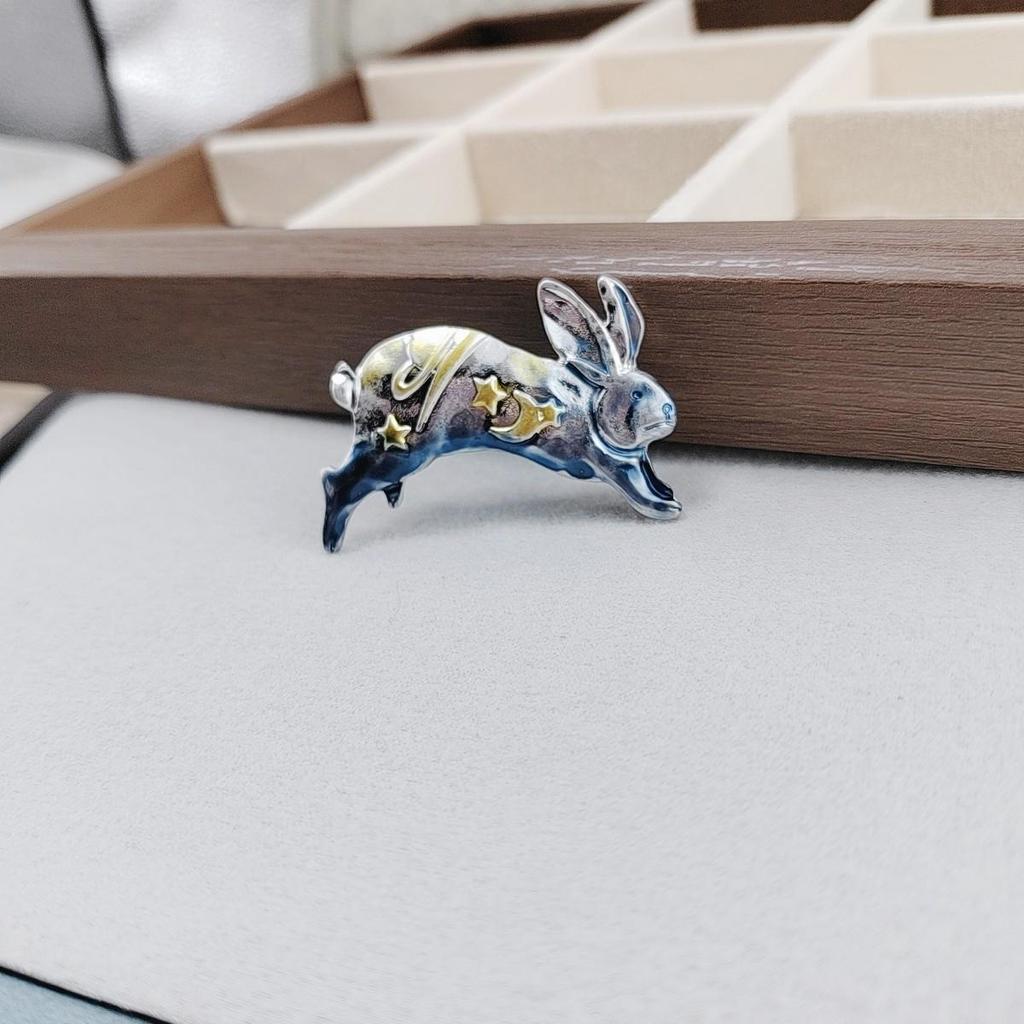 Minimalist Retro Brooch: Spring/Autumn Star & Moon Rabbit Design
