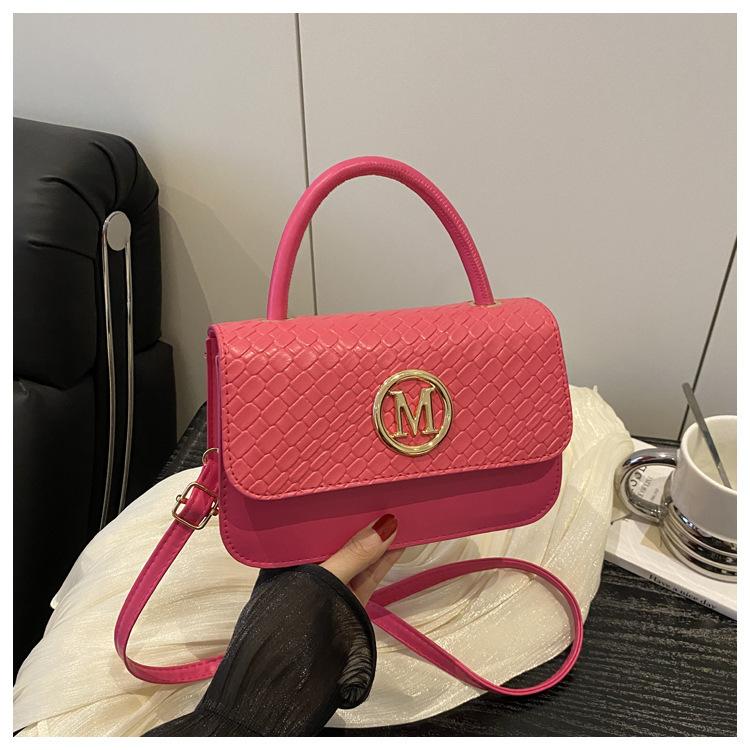 

2025 spring and summer new French fashion flip bag high-end sense portable shoulder crossbody color contrast woven small square bag роза розовый
