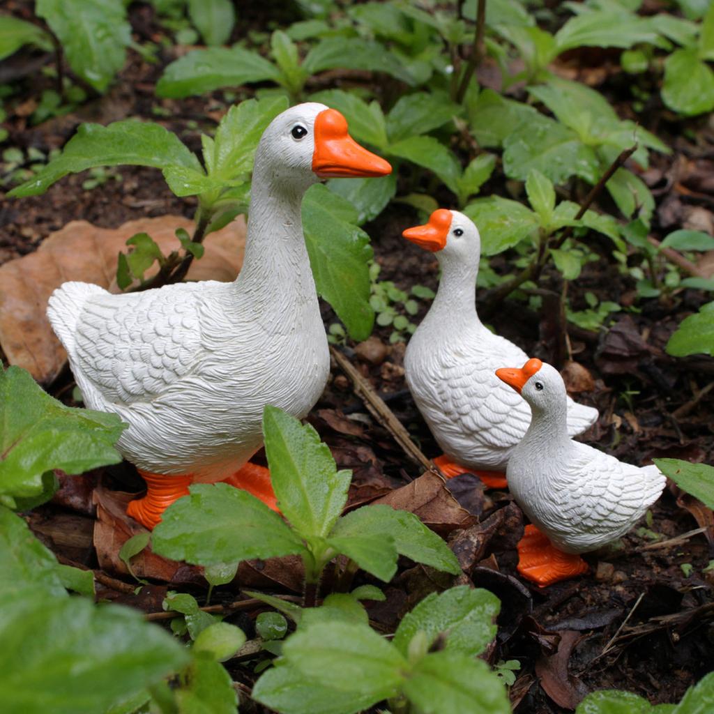 Goose Figurine, Resin Goose Family Statue with Lifelike Design, Outdoor Garden Decor for Patio Lawn and Home