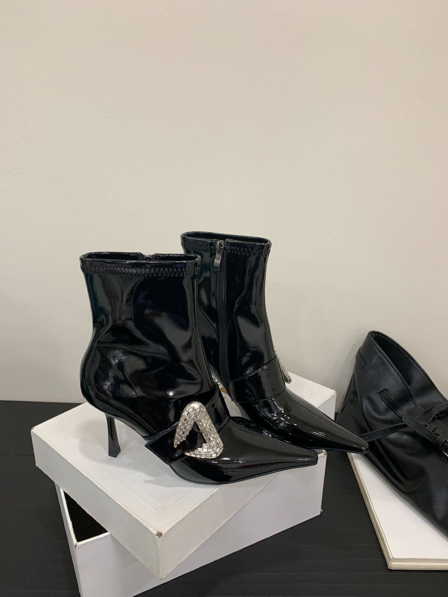 

2025 autumn new pointed thin heel high heel temperament thin French fashion sexy rhinestone buckle short boots 39 чёрный