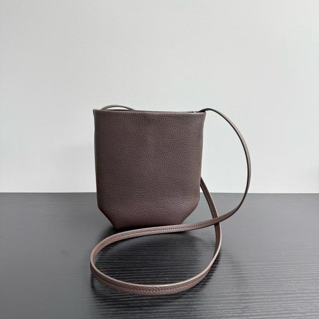 Row wind niche imported first-layer cowhide commuter mini bucket bag minimalist wind shoulder portable oblique span mobile phone bag