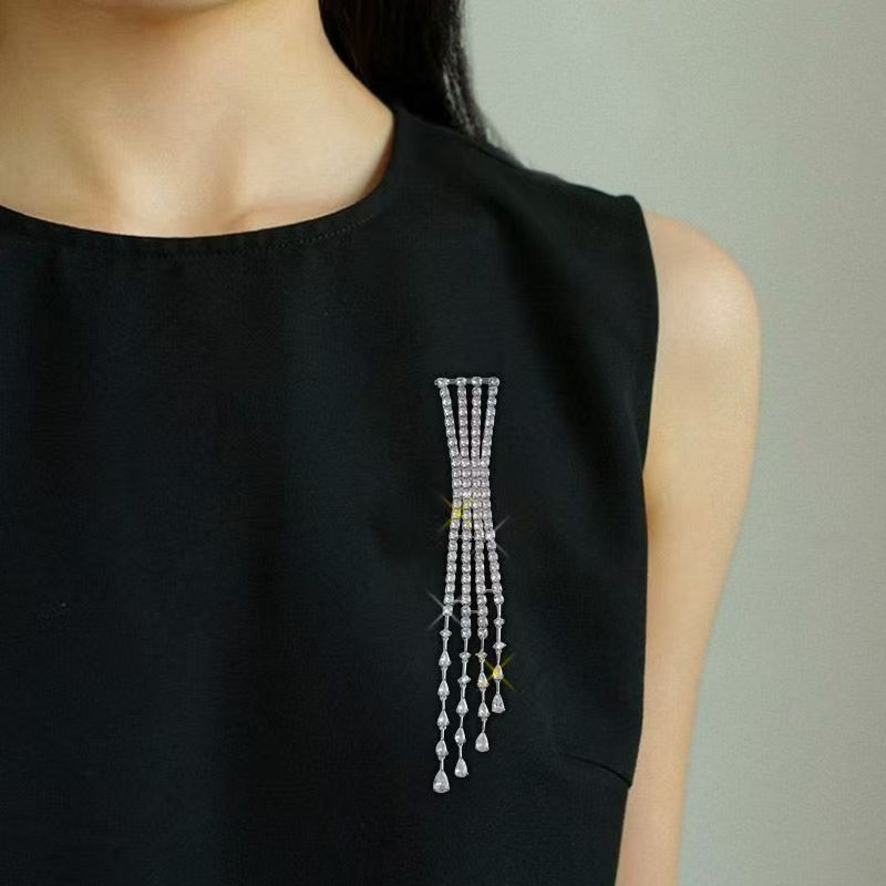 

Temperament Luxury Flash Rhinestone Tassel Broochs Long Shoulder Needle for For Women Men Elegant Trendy Suit Accessory Jewelry