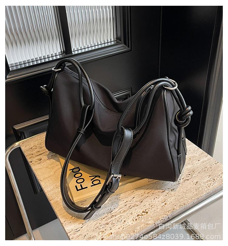

Light commuter messenger big bag casual 2025 new solid color fashion travel bag simple niche shoulder stray bag чорний