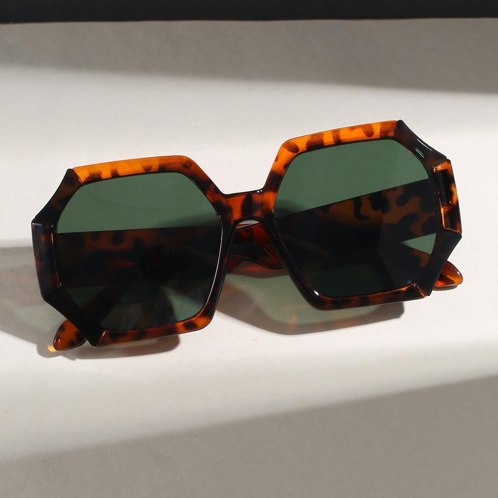Polygon fashion color matching European and American personality male and female temperament outdoor leisure sun protection versatile street shooting