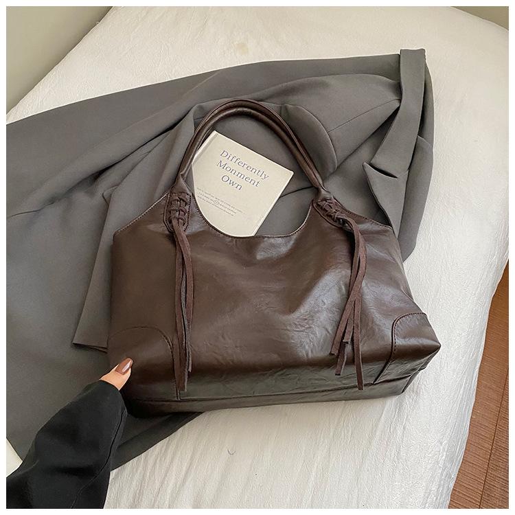 

Autumn popular large-capacity bag women s 2025 new shoulder bag simple high-value retro commuter tote bag