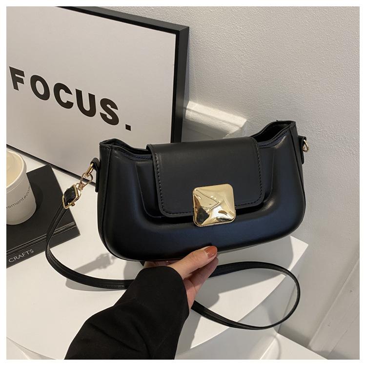 

2024 winter new temperament fashion chain single shoulder crossbody foreign style solid color simple texture magnetic buckle small shoulder bag чорний