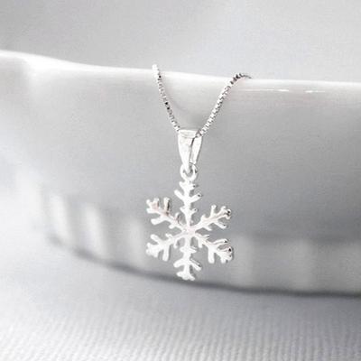 Wind Creative Pendant, Christmas Glossy Snowflake Necklace For Women, Temperament Collarbone Chain Neck Jewelry