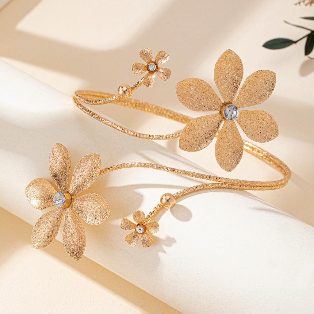 Temperament Retro French Flower Arm Ring Geometric Line Rhinestone Flower Upper Arm Bracelet Female Niche